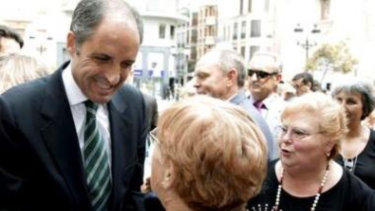 Camps saluda a varias vecinas de Algemesí en la visita que hizo ayer a su Ayuntamiento.