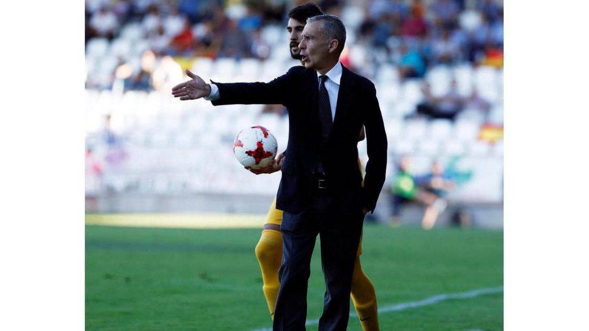 Carlos Terrazas espera que su equipo siga por la línea de los últimos partidos. L. DE LA MATA