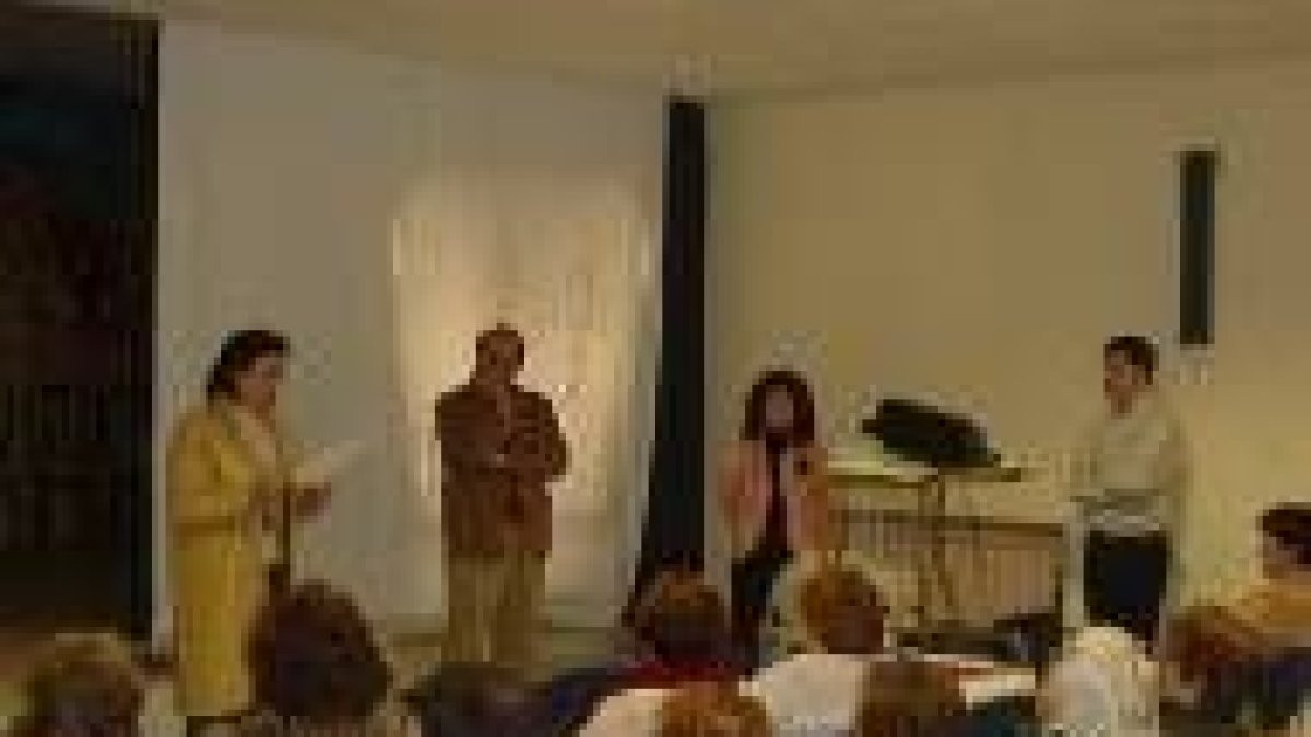 La presidenta del Menestral presentó la charla en presencia de los ponentes Rodríguez y Santos