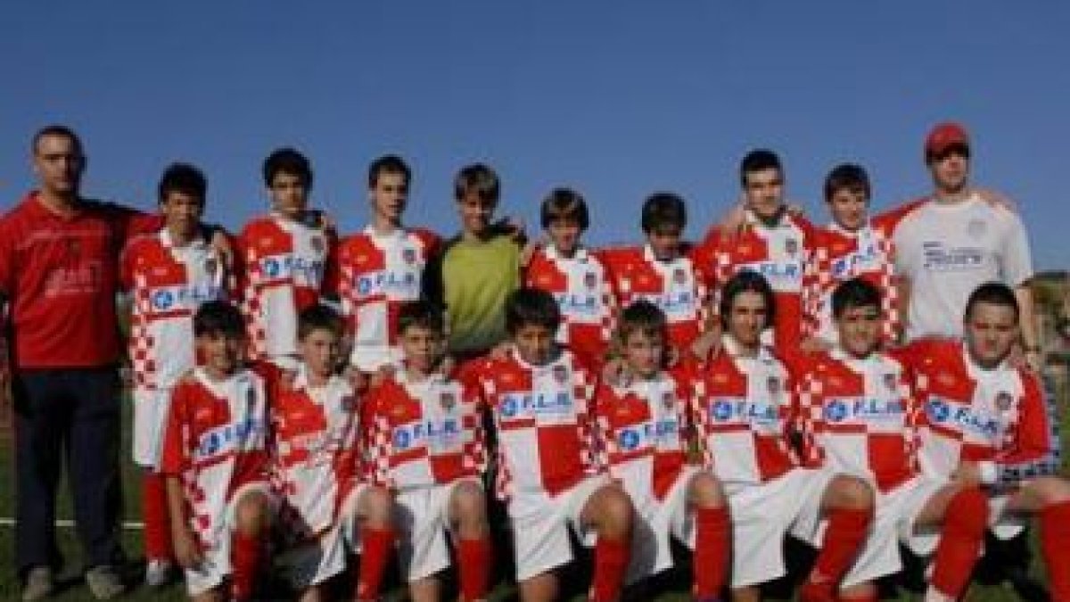 Equipo infantil del Puente Castro, en el que milita el delantero arlequinado Eric.