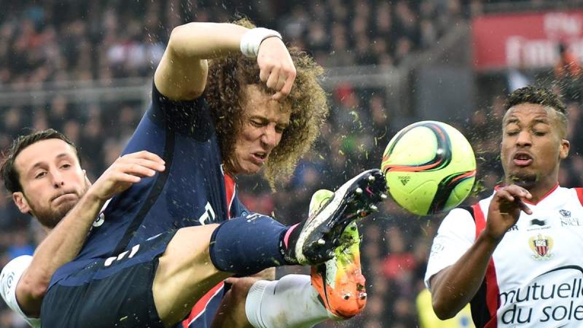 El defensor brasileño del PSG David Luiz pelea una balón ante dos jugadores del City. TESSON