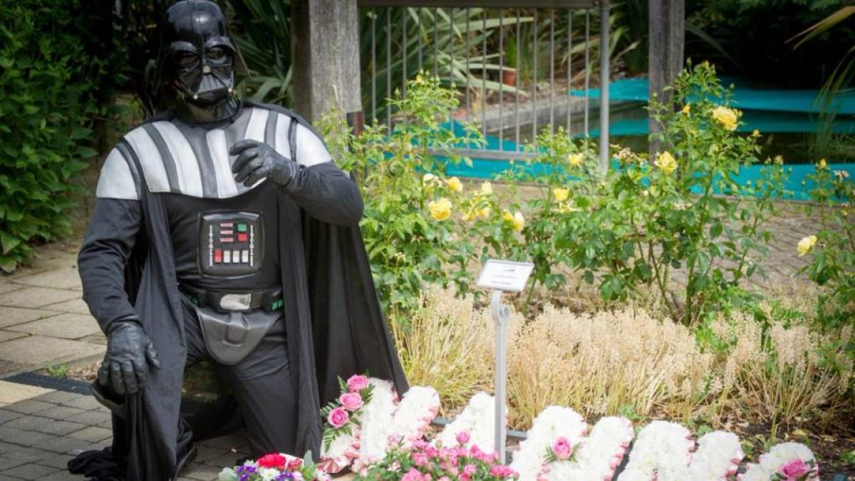 El curioso funeral protagonizado por 'Darth Vader'.