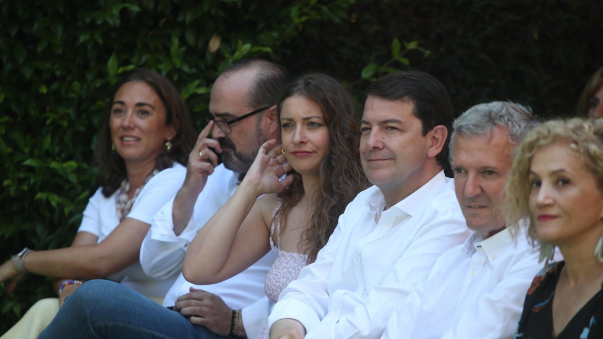 Ester Muñoz, entre Morala y Mañueco, junto a Rueda y otros candidatos nacionales, hoy en el mitin de Ponferrada. L. DE LA MATA