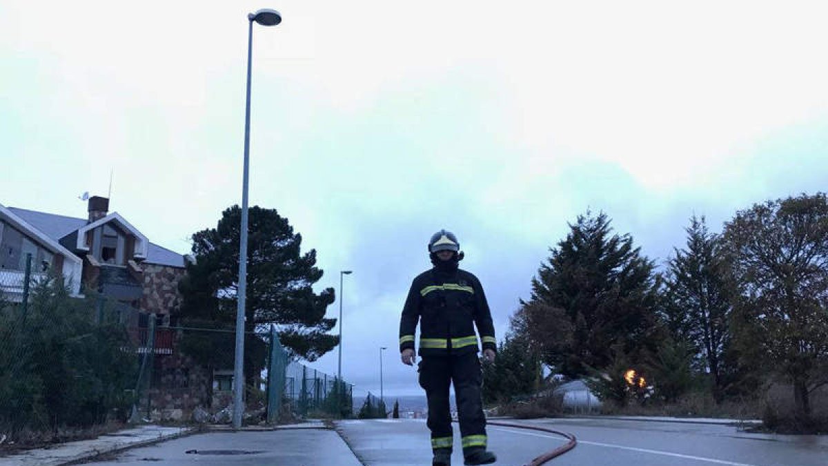Efectivos de bomberos, contra el fuego en el depósito de gas propano, en el alto del Portillo. CANAL