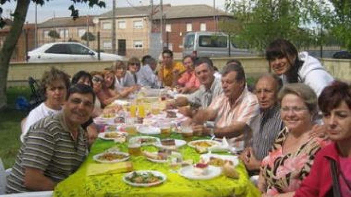 Los vecinos de San Martín del Camino disfrutaron de la tradicional paellada.