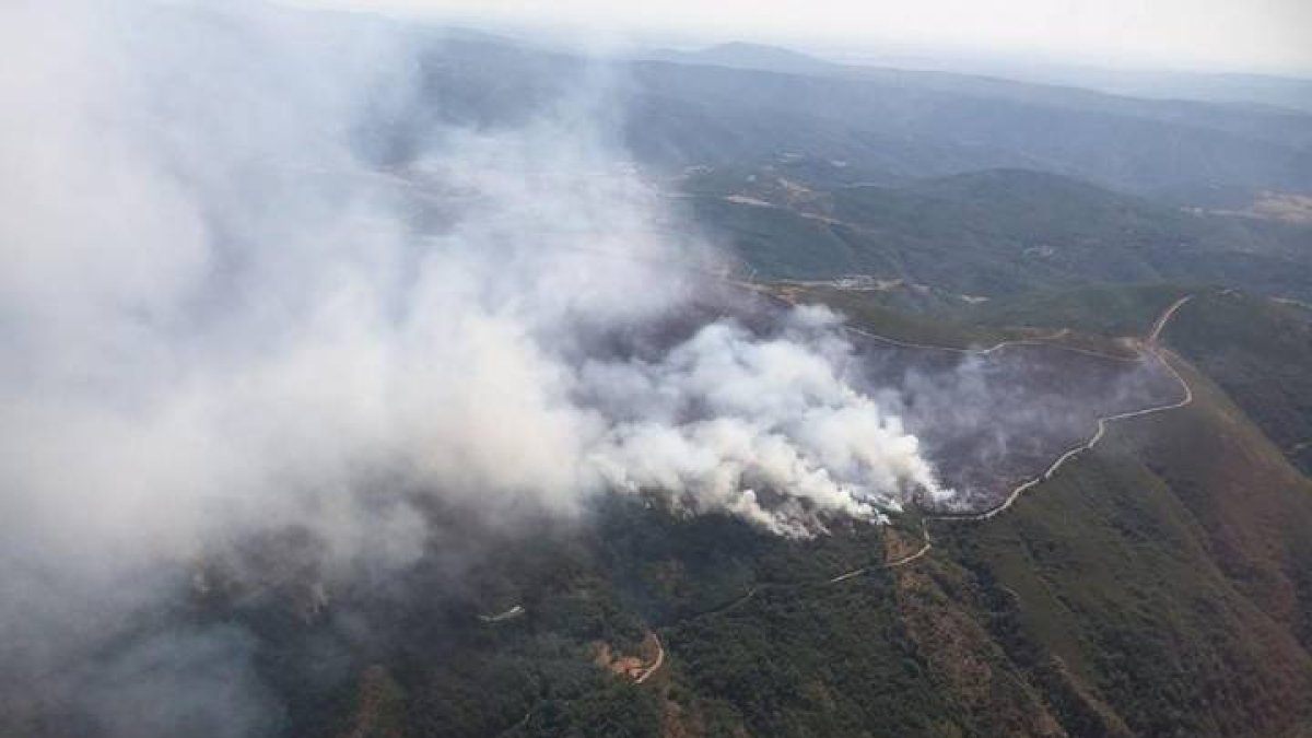 Vista del incendio de Igüeña el pasado domingo. ANA F. BARREDO