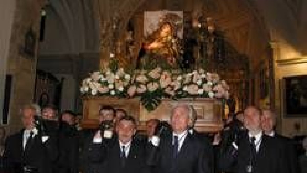 La lluvia impidió la salida de la Virgen de los Dolores