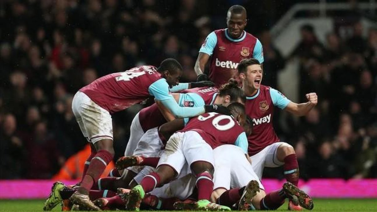 Los jugadores del West Ham celebran el último gol ante el Liverpool.
