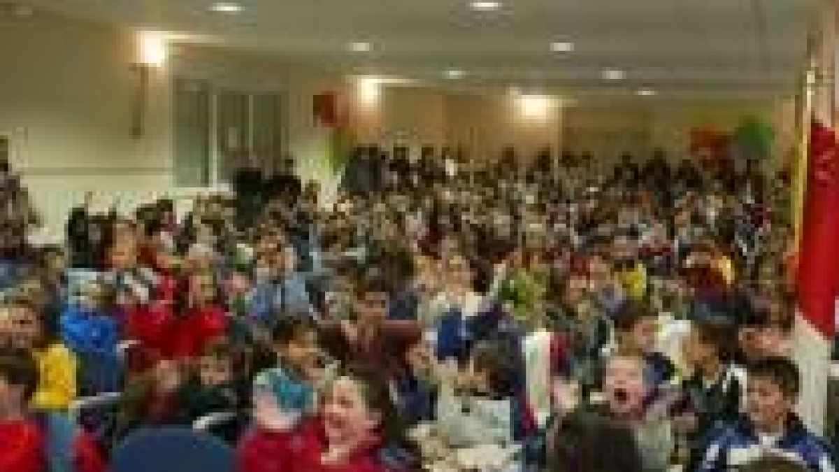 Los alumnos acabaron el acto con un Feliz Cumpleaños a la Carta Magna