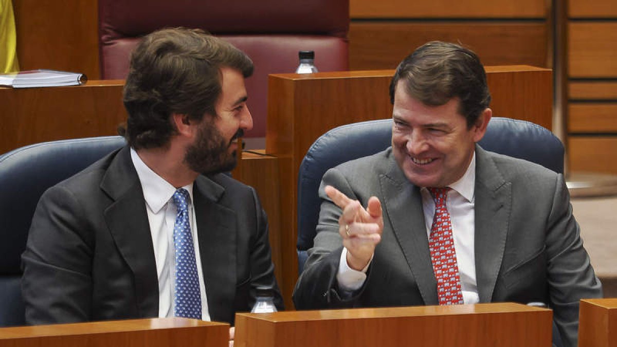 Juan García-Gallardo y Alfonso Fernández Mañueco, ayer, en las Cortes. R. GARCÍA