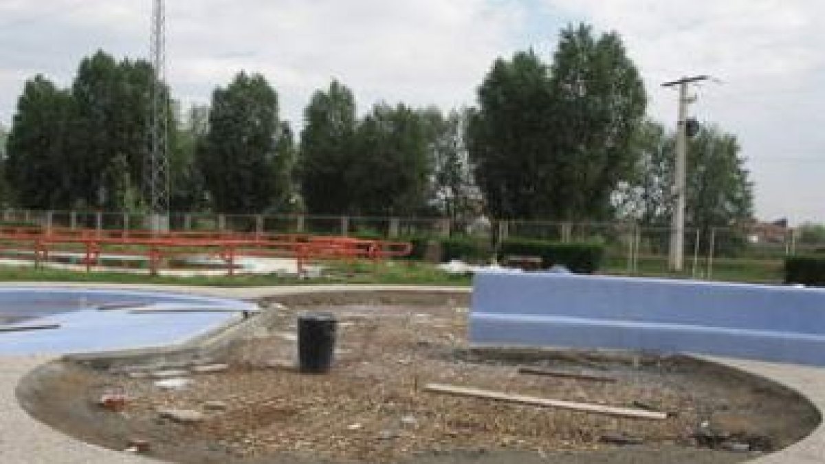 La adjudicataria dejó en este estado la obra de la piscina infantil de juegos.
