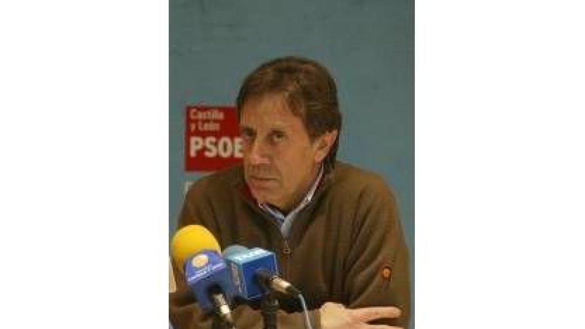 El secretario regional del PSOE en una rueda de prensa
