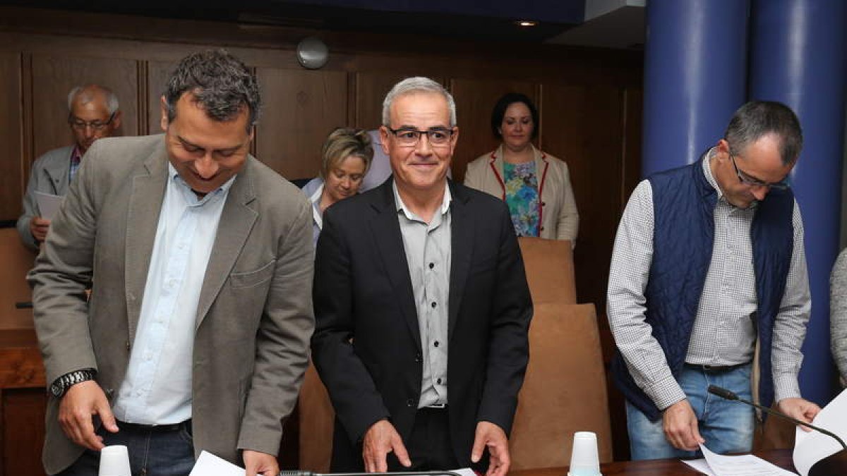 Fierro, en el centro junto a Cortés y Moreno.
