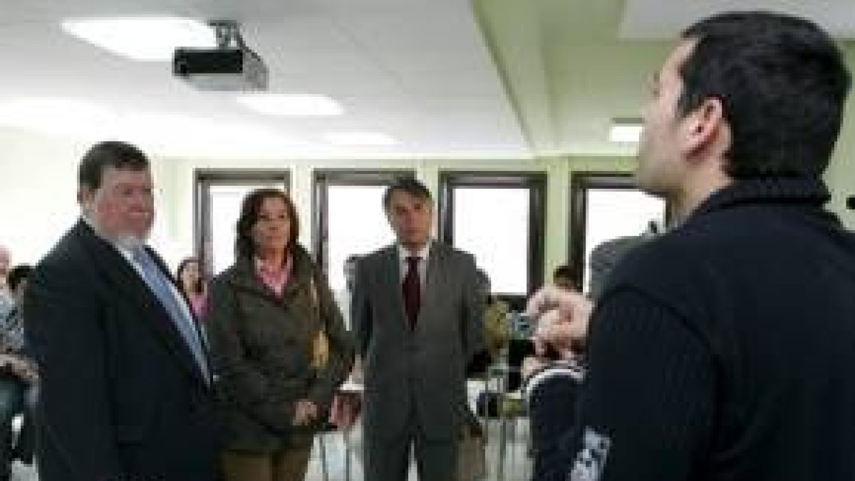 Inauguración del curso de lengua de signos en el INSS