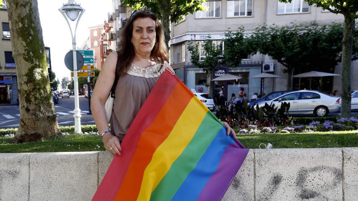Jana Quintanilla posa con la bandera multicolor en la Plaza de la Inmaculada. MARCIANO