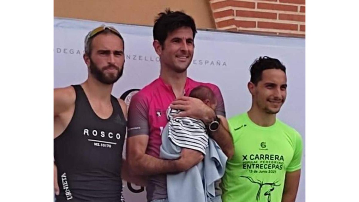 Varios participantes durante la Peregrino Entrecepas disputada en Gordoncillo, un escenario marcado por los viñedos que cumplió su décima entrega con el atletismo popular. FERNANDO OTERO