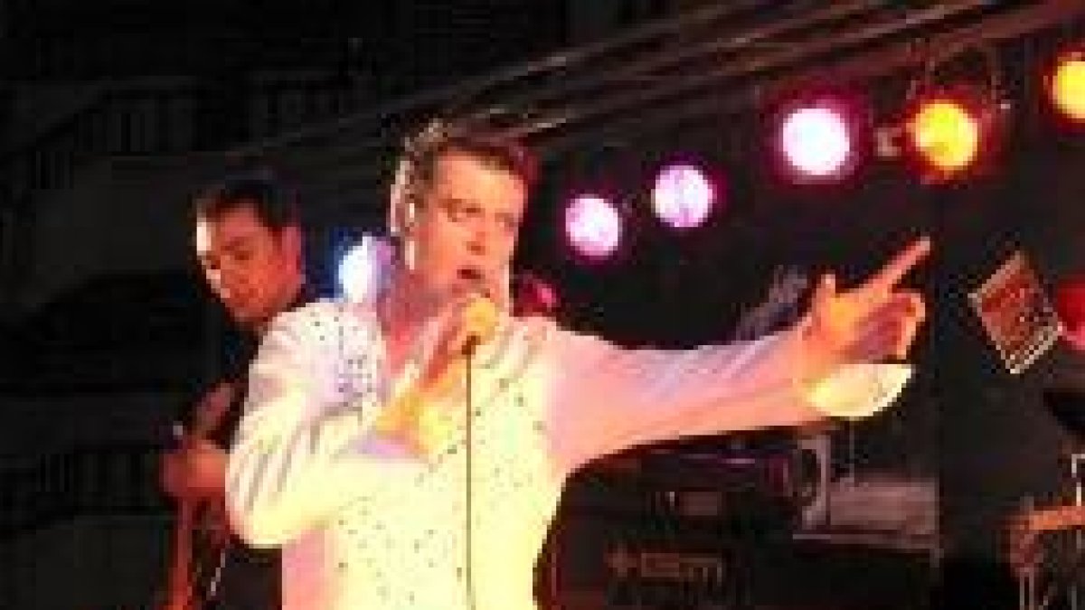 El leonés Javier Arias recibió el título de mejor imitador de Elvis de Europa