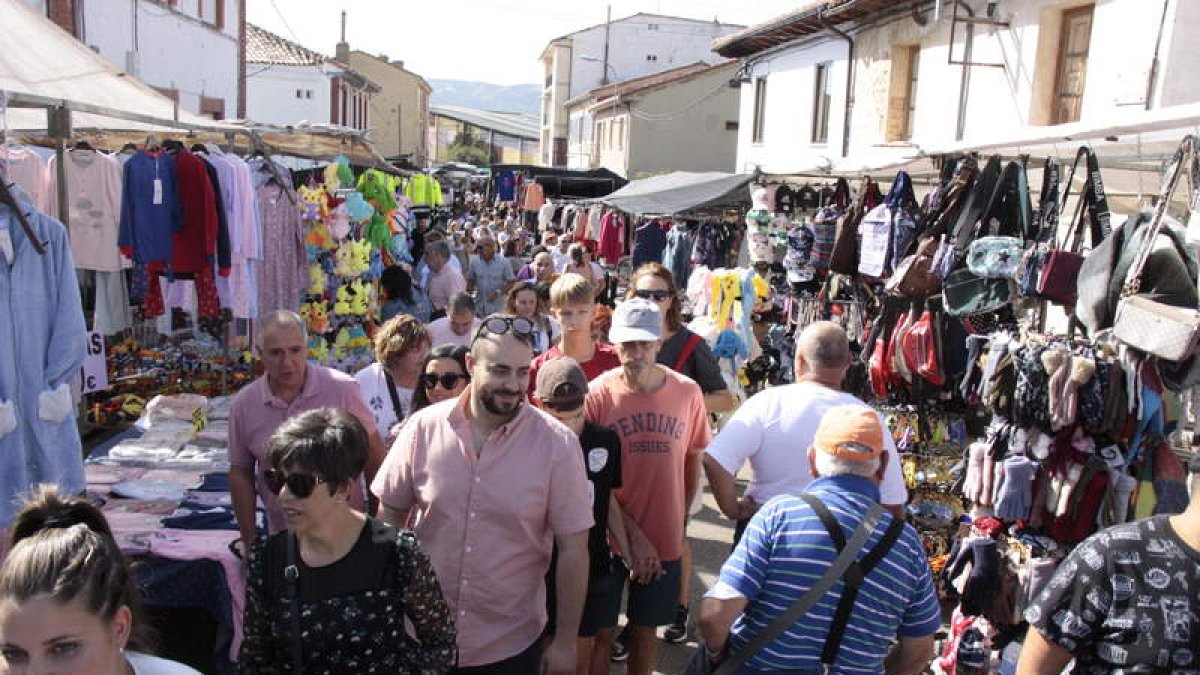 Una de las calles donde era complicado transitar entre la gente y los puestos. CAMPOS