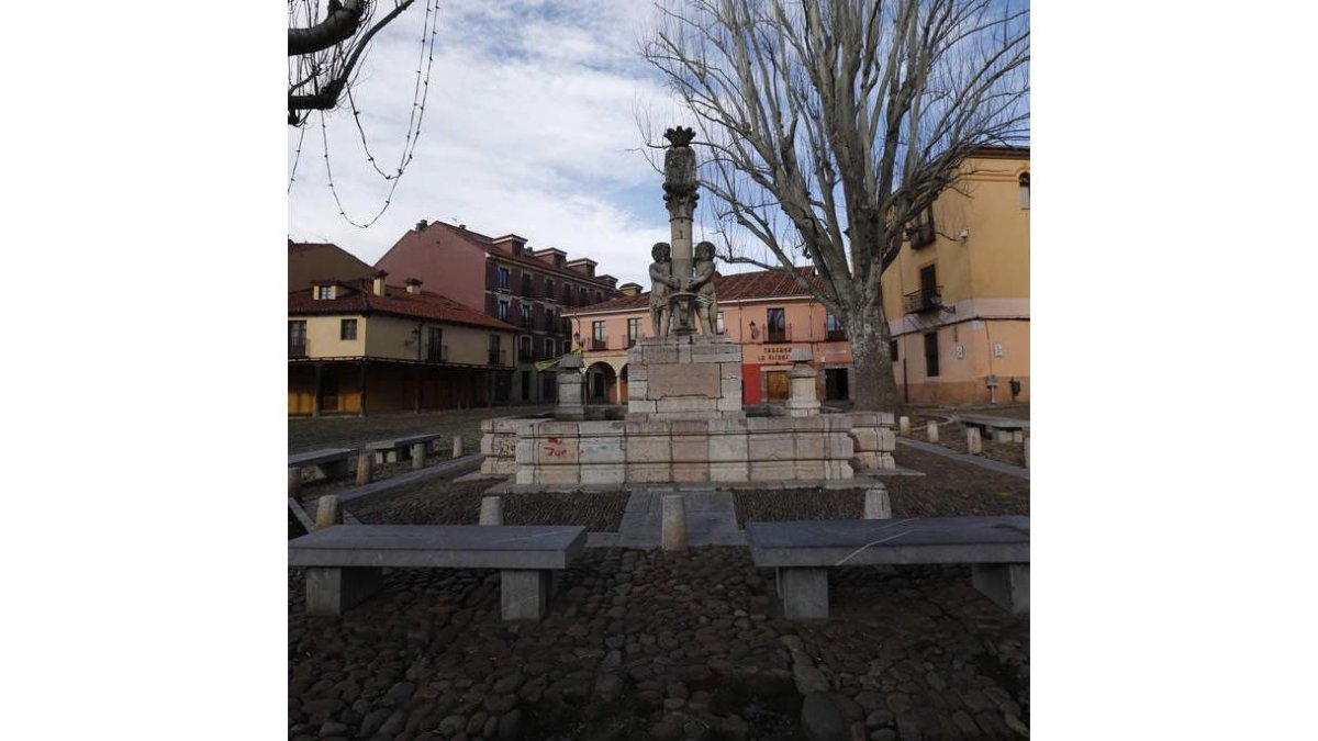 El empedrado central de la plaza está salpicado de calvas sin morrillos