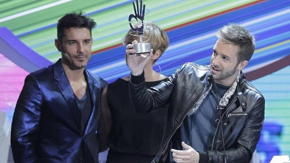 Pablo Alborán, junto a Jesús Vázquez y Tania Llasera, recoge el premio al Mejor Artista Nacional, en la Gala de los 40 Principales.