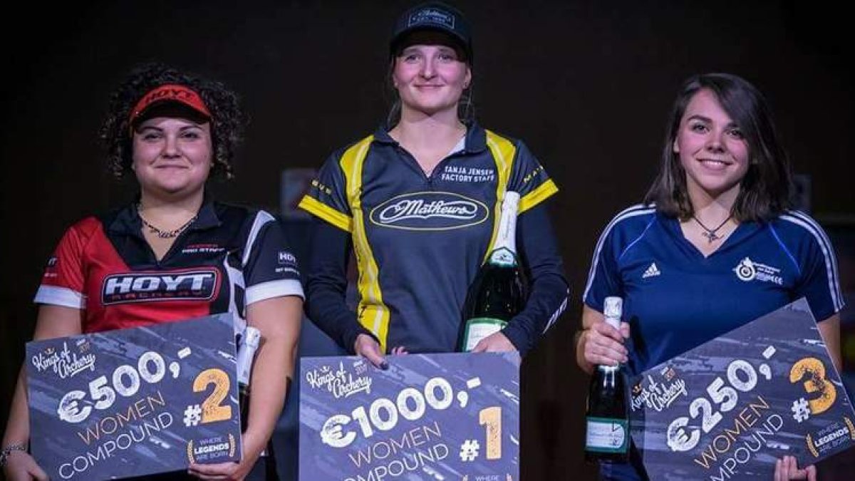 Andrea Marcos, a la izquierda, en el segundo peldaño del podio del Kings of Archery de Holanda. DL