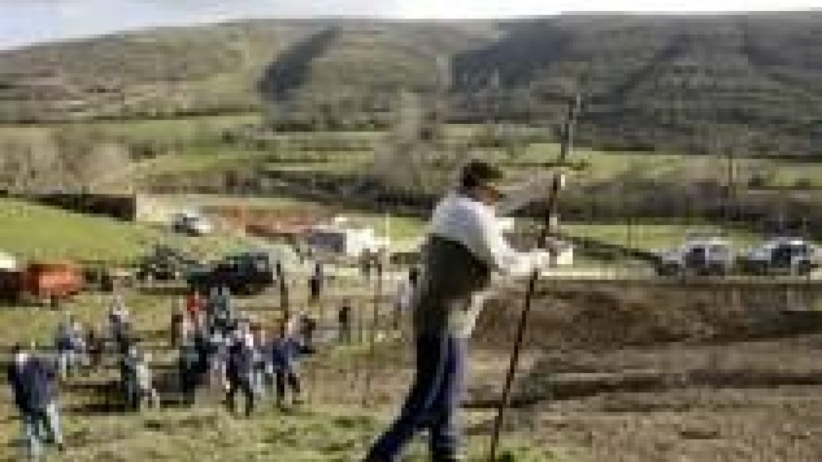 Ante los vecinos y los ganaderos los miembros de la junta vecinal retiraron las vallas