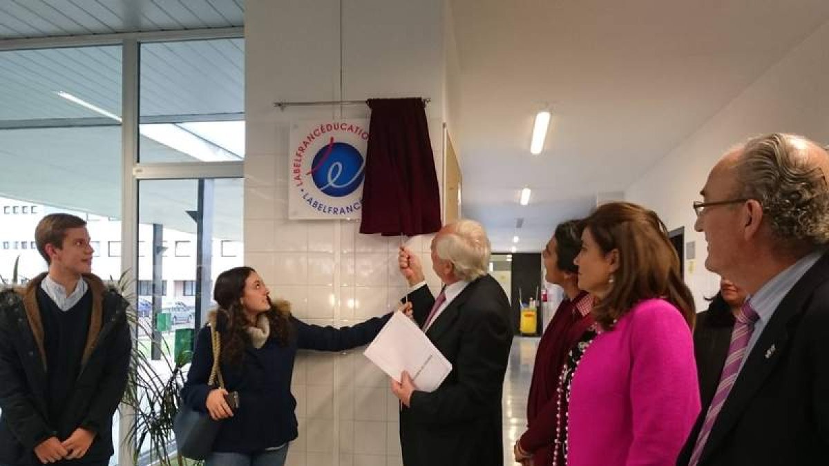 Momento de la conmemoración del distintivo con el que se reconoce al IES Eras de Renueva. DL