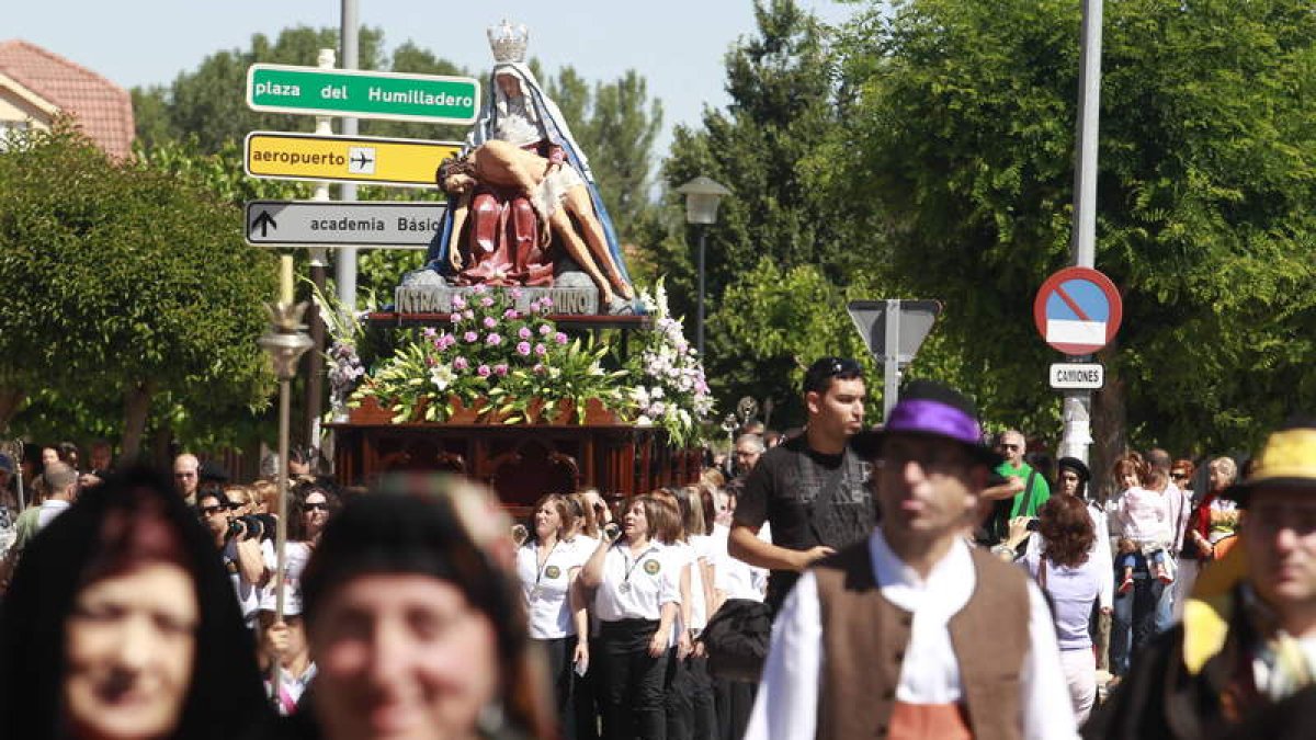 Imagen de la procesión celebrada ayer en la localidad de La Virgen del Camino.