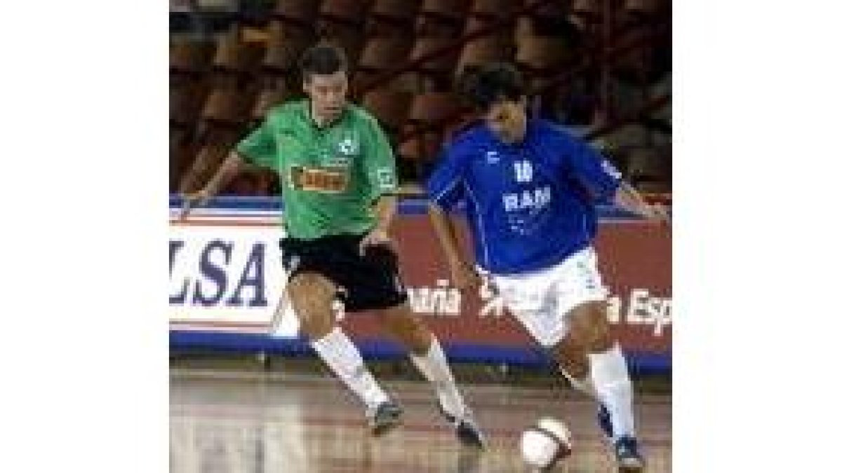 Campos, a la derecha, trata de superar al jugador del Boandanza Manuel
