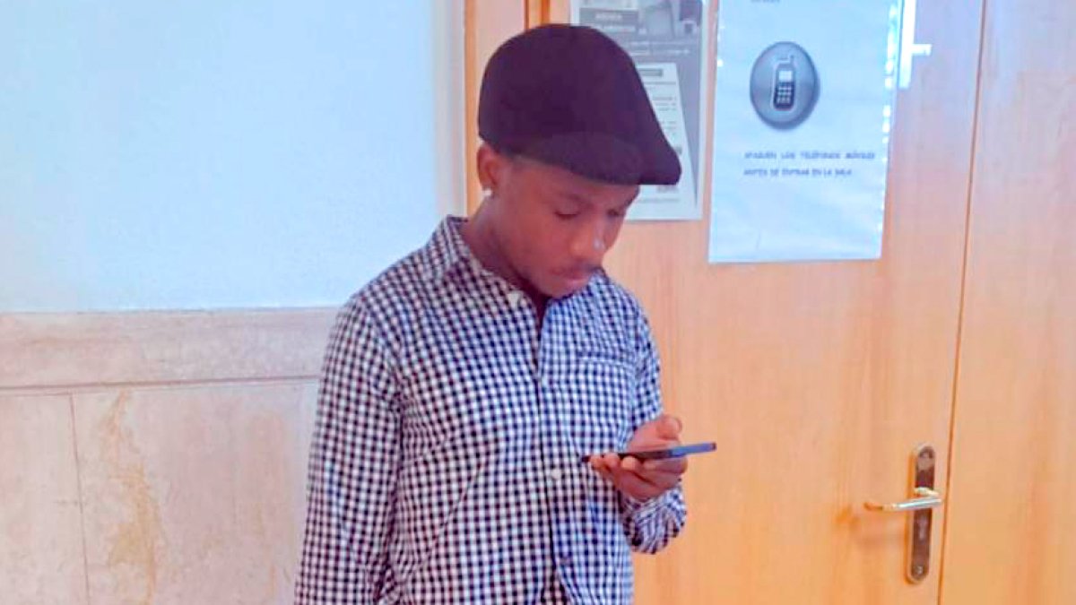 Aarón Jersey esperando a la celebración del juicio en el Juzgado de León que al final no se celebró. DL