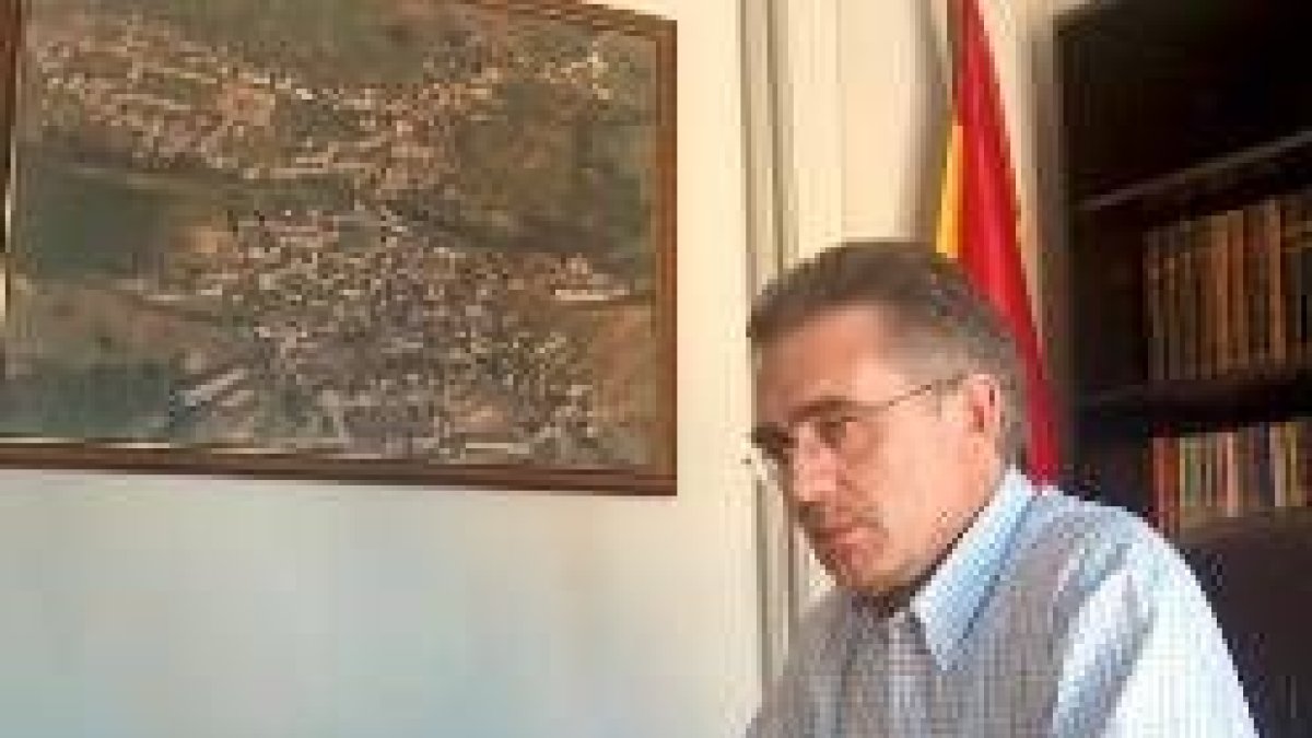 El nuevo alcalde de Vega de Espinareda, Santiago Rodríguez, en su nuevo despacho en el consistorio