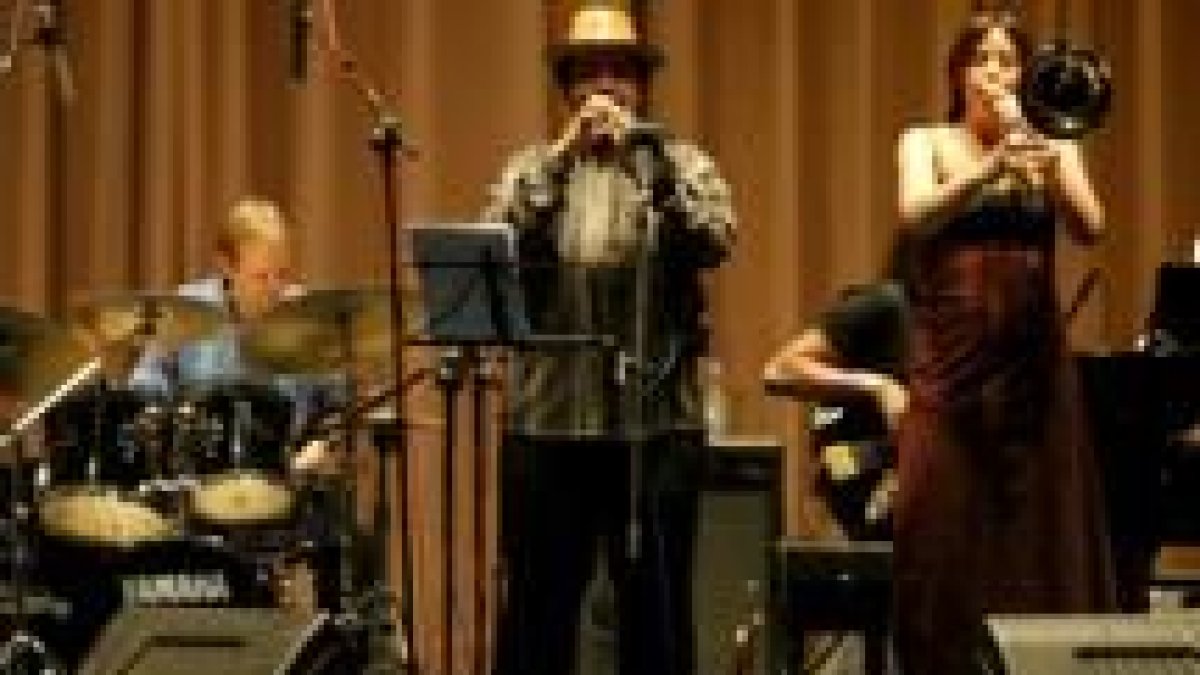 El concierto del quinteto de Sarah Morrow empezó una tarde, con el disgusto del público