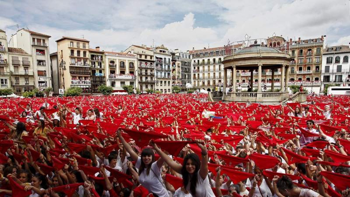 Miles de personas celebran el inicio de una nueva edición de los sanfermines.