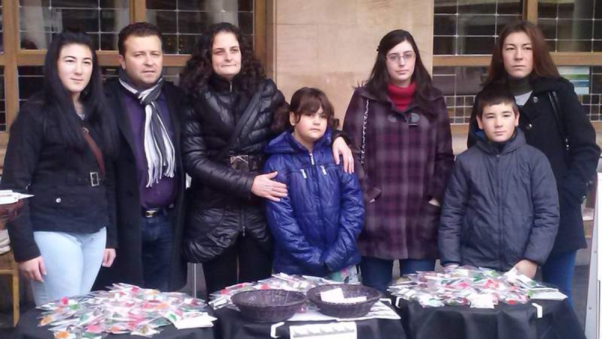 Verónica y su hija, (centro), con Peyuca, miembros del PAL y amigos en el reparto de jabones.