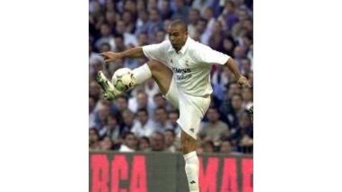 Ronaldo controla un balón en el partido del debut donde marcó dos goles