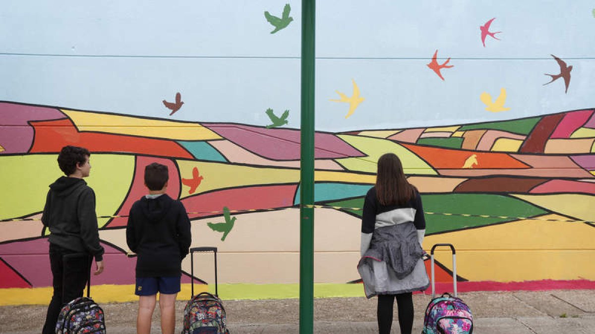 El mural abre horizontes artísticos en el CEO Camino de Santiago. JESÚS F. SALVADORES