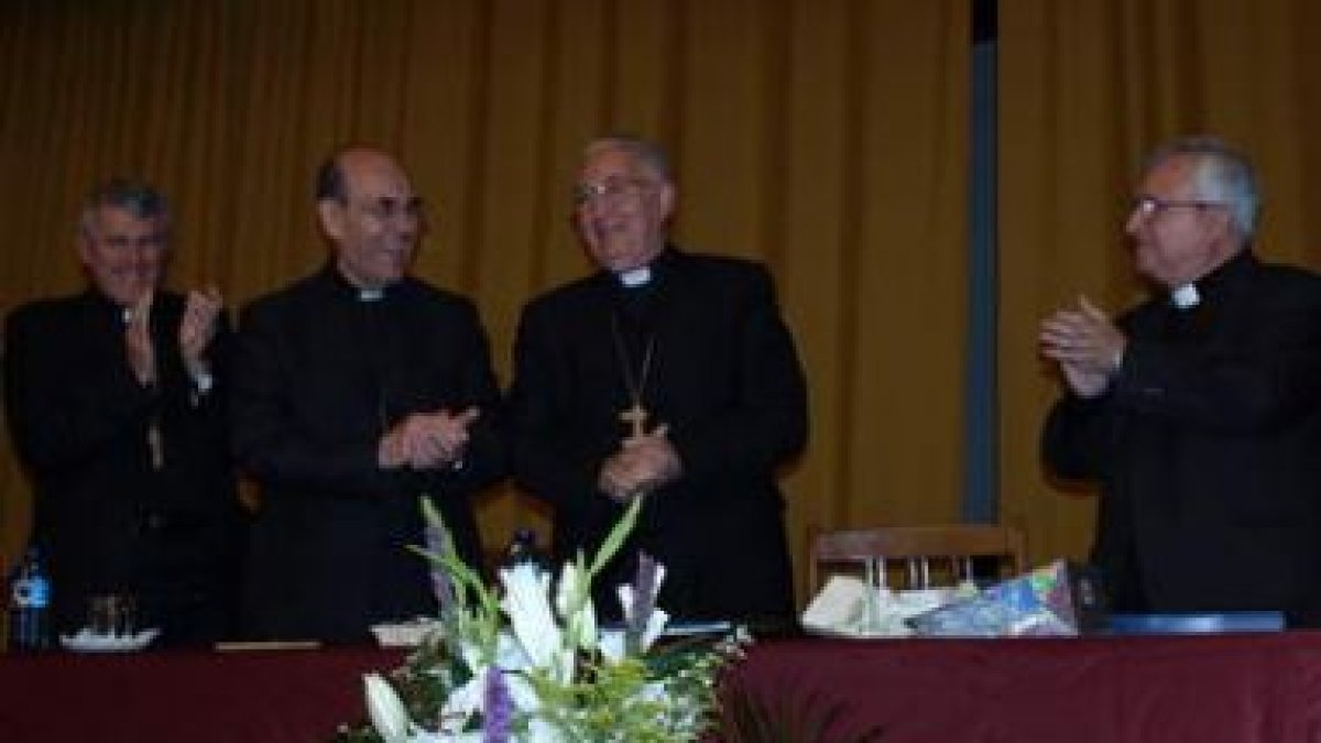 Moseñor López, en el centro, ayer en el homenaje.
