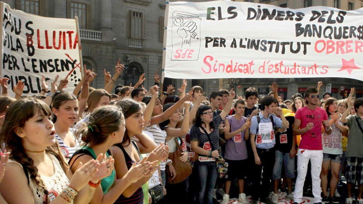 Varios miles de estudiantes se manifiestan en Barcelona.