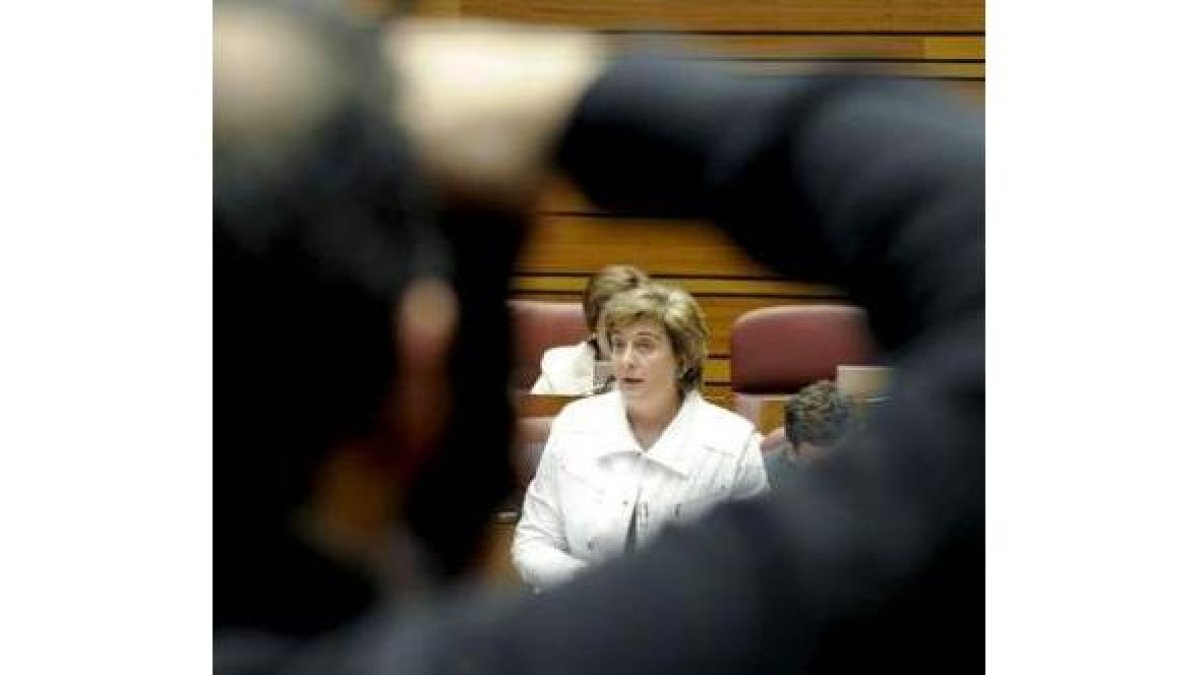 La consejera María Jesús Ruiz, durante su intervención en el Pleno