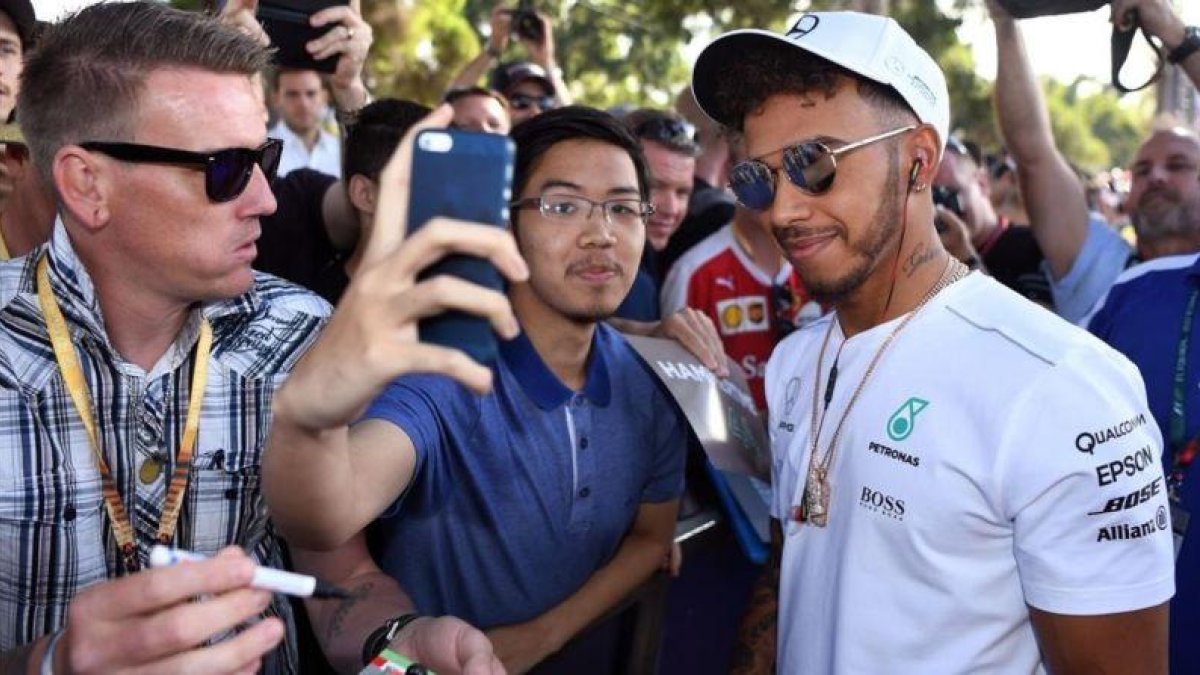 Lewis Hamilton se hace fotos con aficionados en Melbourne.