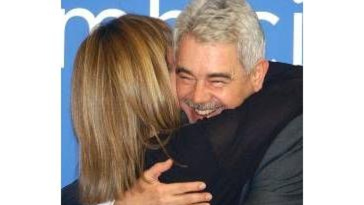 Pascual Maragall abraza a una colaboradora, ayer, en la Ejecutiva