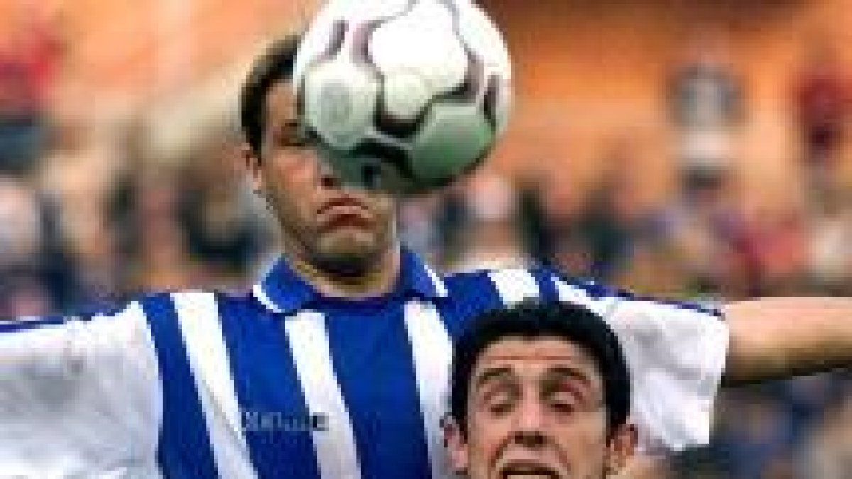 Alex y Nihat pugnan por un balón durante el encuentro celebrado en el Nuevo Colombino