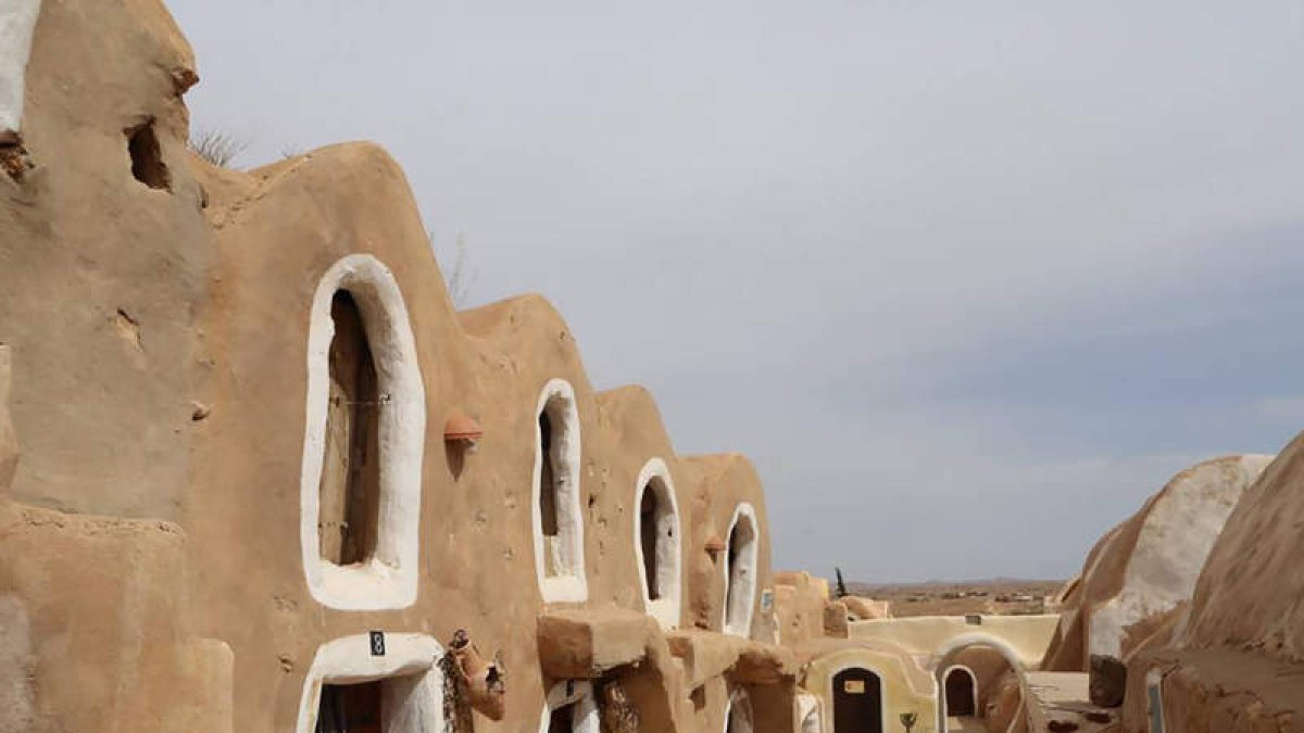 El pueblo en Ksar Hadada, escenario de película en Túnez por su gran belleza, en donde un viajero puede encontrar hotel. El  espectacular cañón de Sidi Bouhlel, conocido como el ‘Cañón de Star Wars’.En la otra página, la aldea de Tataouine.