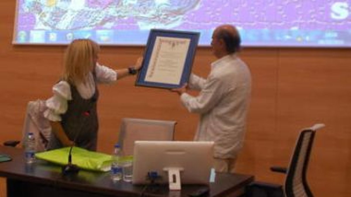 Concepción Rodríguez entrega el diploma que reconoce la igualdad en materia urbanística