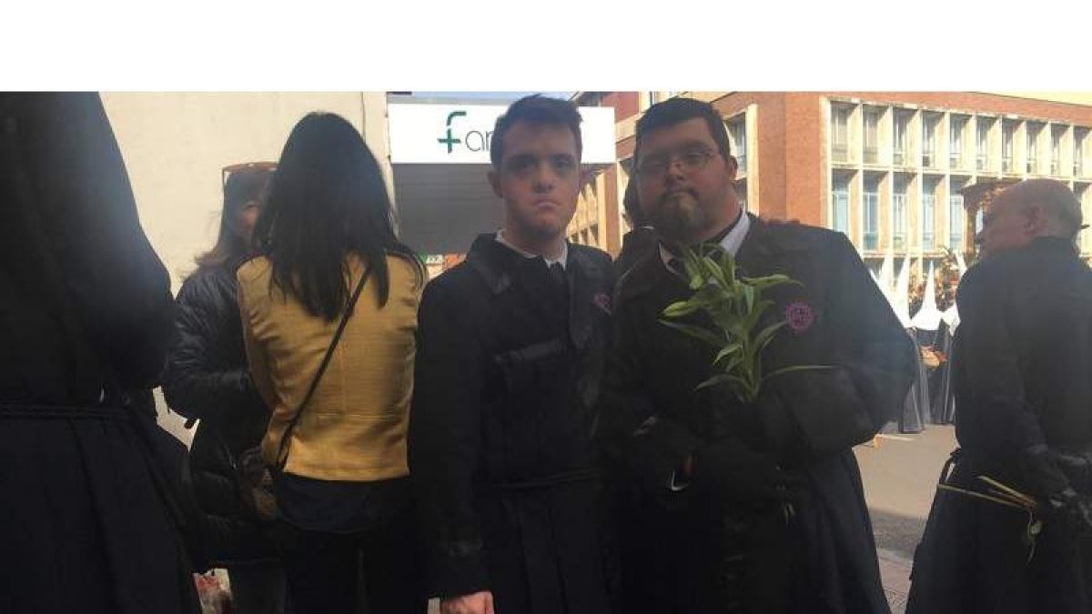 Iván Fuentes y David Villarroel son dos hermanos de la cofradía con síndrome de Down que el pasado viernes volvieron a salir con el Dulce Nombre.