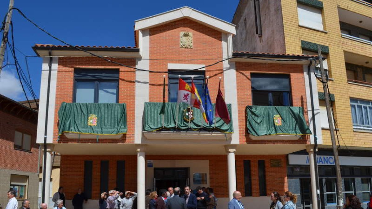 Las autoridades descubrieron una placa conmemorativa. MEDINA