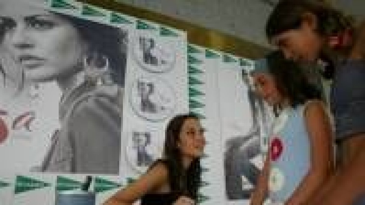 Vega, de «Operación Triunfo», firma discos en el El Corte Inglés de León