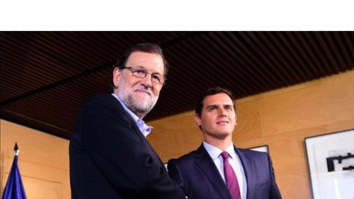Mariano Rajoy y Albert Rivera posan tras un encuentro en el Congreso, en Madrid.