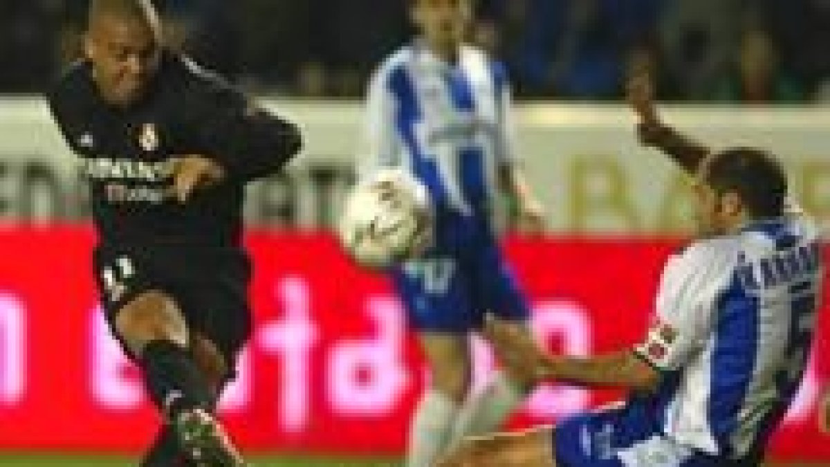 Ronaldo encara a Karmona antes de hace uno de los primeros goles del partido