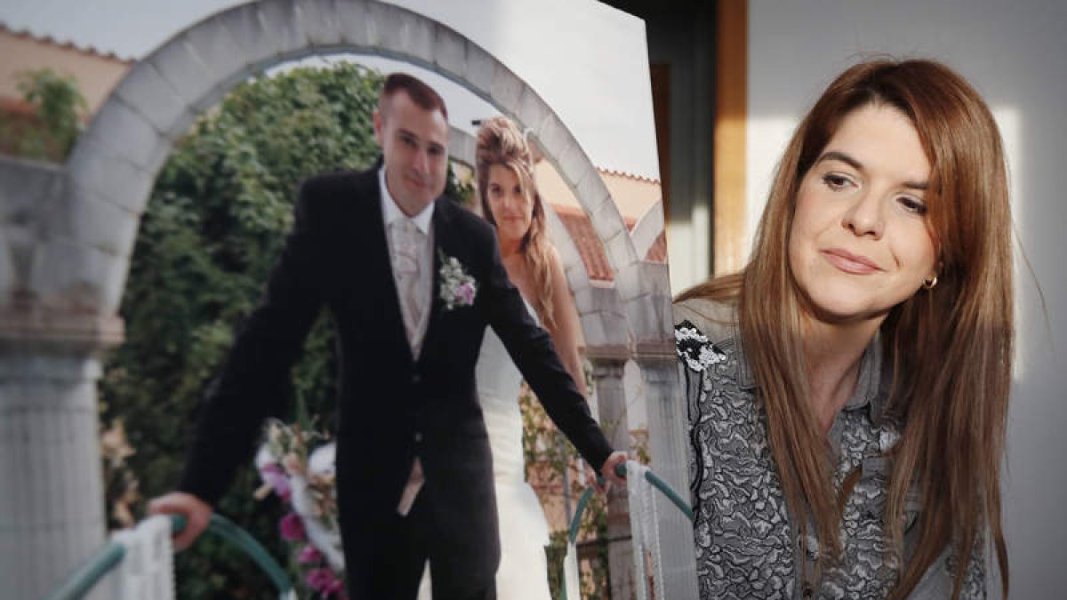 Estefanía Vera, ayer en su domicilio de La Virgen, junto a una foto del día de su boda con Gabi. JESÚS